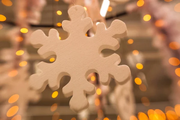 Decoración blanca de Navidad con copo de nieve en ramas de abeto —  Fotos de Stock