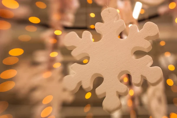 Bílé vánoční dekorace s vločka na větve jedle — Stock fotografie