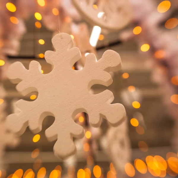 Decoração de Natal branco com floco de neve em ramos de abeto — Fotografia de Stock