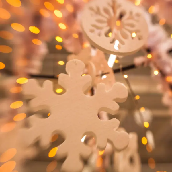 Λευκά Χριστούγεννα διακόσμηση με νιφάδα χιονιού στα κλαδιά έλατου — Φωτογραφία Αρχείου