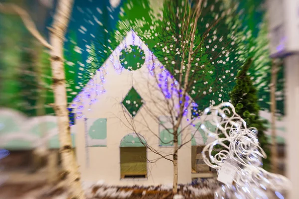 Boże Narodzenie Dom i dekoracje z śniegu, niewyraźne, świece, gl — Zdjęcie stockowe