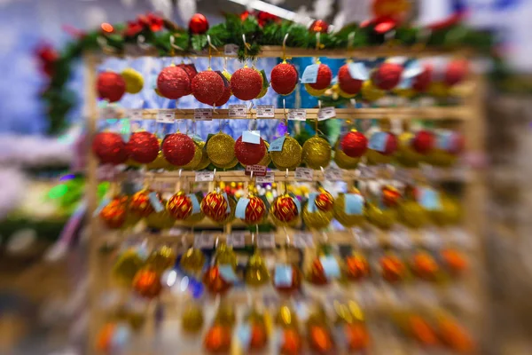 Полная корзина серебряных шариков для рождественской елки — стоковое фото