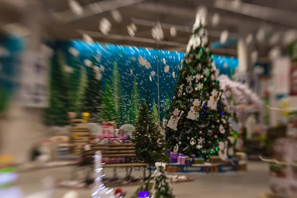 Kar, blu ile Noel ağacı arka plan ve tatil dekorasyon