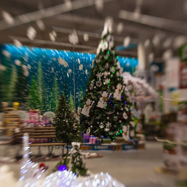 Kar, blu ile Noel ağacı arka plan ve tatil dekorasyon