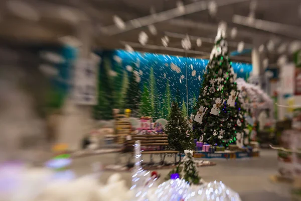 Kar, blu ile Noel ağacı arka plan ve tatil dekorasyon