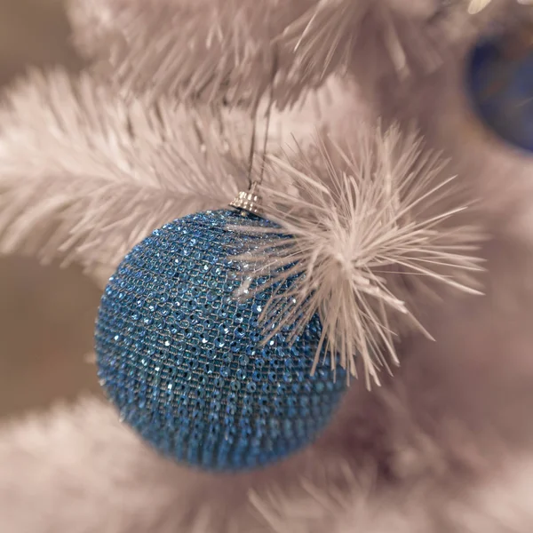 Décoration de Noël blanche avec boules sur branches de sapin avec flou — Photo