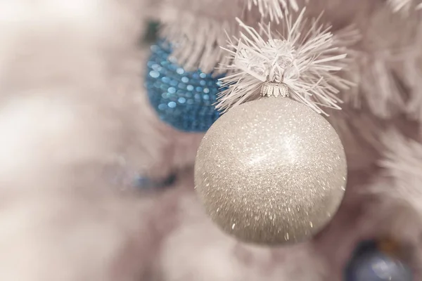 白色圣诞节装饰与球在冷杉分枝与脱口秀 — 图库照片