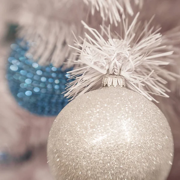 Decoração de Natal branco com bolas em ramos de abeto com borrão — Fotografia de Stock