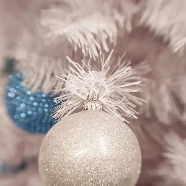 Decoração de Natal branco com bolas em ramos de abeto com borrão — Fotografia de Stock