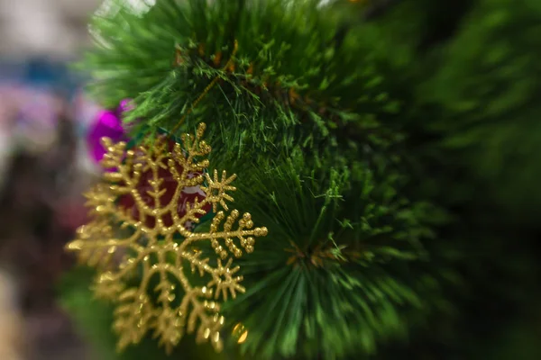 Larke beyaz kar tanesi üzerinde Noel tre ile Noel dekorasyon