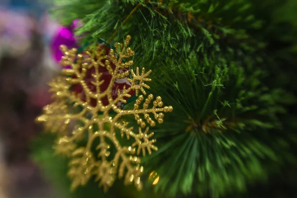 Larke beyaz kar tanesi üzerinde Noel tre ile Noel dekorasyon