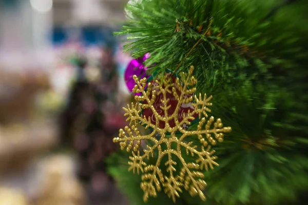 Larke beyaz kar tanesi üzerinde Noel tre ile Noel dekorasyon