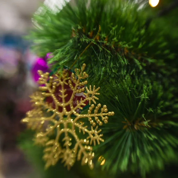 Larke beyaz kar tanesi üzerinde Noel tre ile Noel dekorasyon