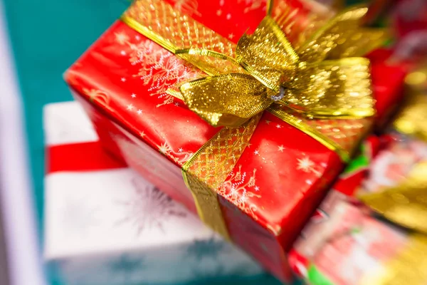 A karácsonyfa alatt ajándékok — Stock Fotó