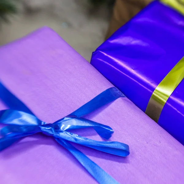 hediyeleri Noel ağacı altında 