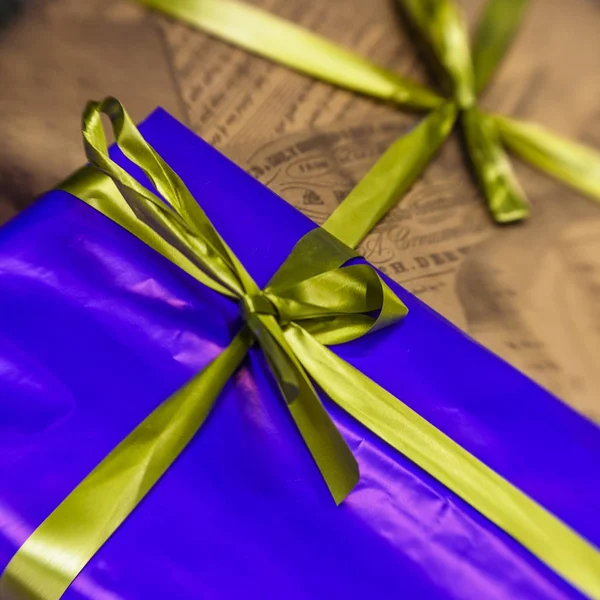 hediyeleri Noel ağacı altında 