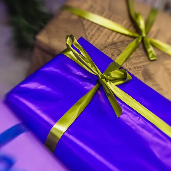 hediyeleri Noel ağacı altında 