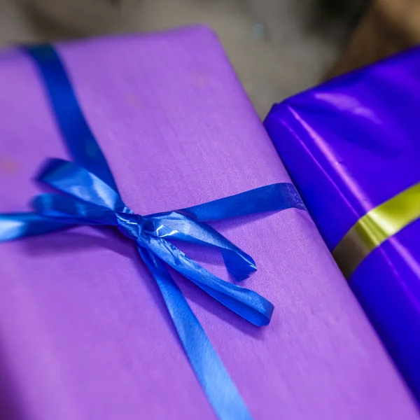 hediyeleri Noel ağacı altında 