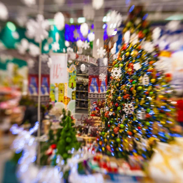 Kar, blu ile Noel ağacı arka plan ve tatil dekorasyon