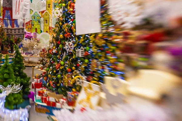 Kar, blu ile Noel ağacı arka plan ve tatil dekorasyon