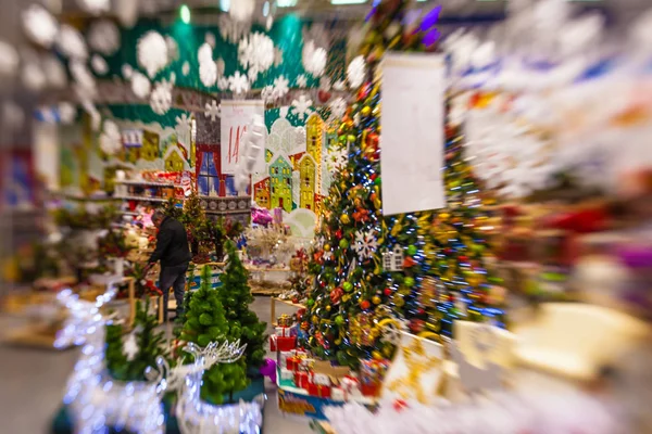 Fundo da árvore de Natal e decorações de férias com neve, blu — Fotografia de Stock