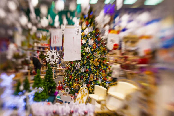 Kar, blu ile Noel ağacı arka plan ve tatil dekorasyon