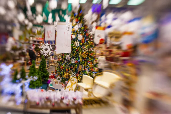 Kar, blu ile Noel ağacı arka plan ve tatil dekorasyon