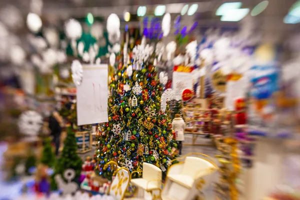 Fundo da árvore de Natal e decorações de férias com neve, blu — Fotografia de Stock