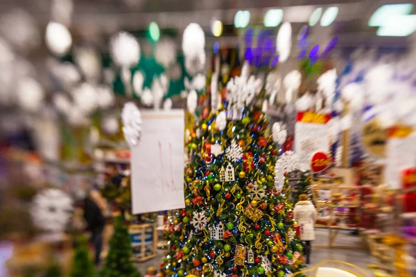 Kar, blu ile Noel ağacı arka plan ve tatil dekorasyon