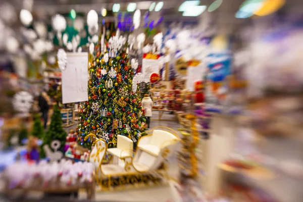 Kar, blu ile Noel ağacı arka plan ve tatil dekorasyon