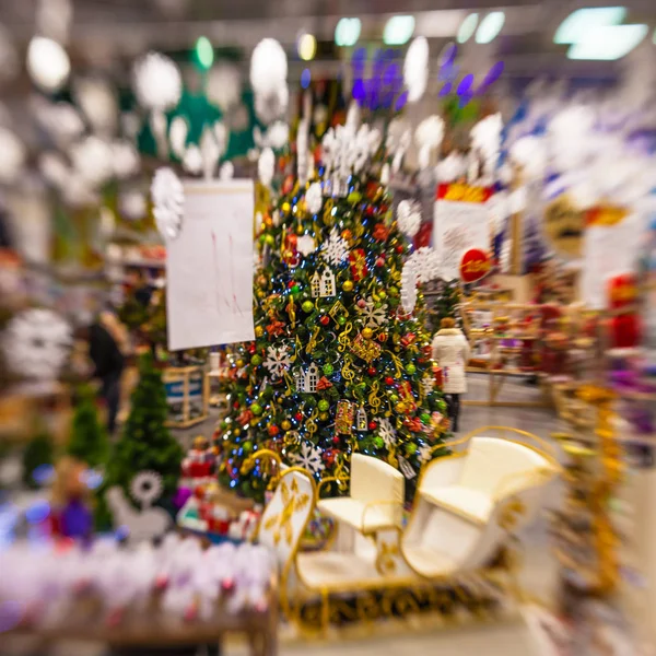 Kar, blu ile Noel ağacı arka plan ve tatil dekorasyon