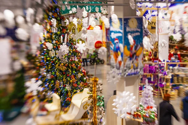 Kar, blu ile Noel ağacı arka plan ve tatil dekorasyon