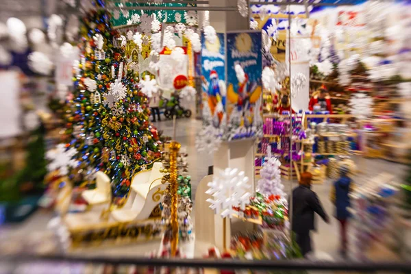 Kar, blu ile Noel ağacı arka plan ve tatil dekorasyon