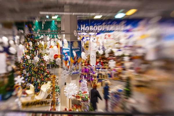 Kar, blu ile Noel ağacı arka plan ve tatil dekorasyon