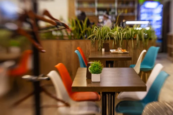 Interieur van modern café in felle kleuren — Stockfoto