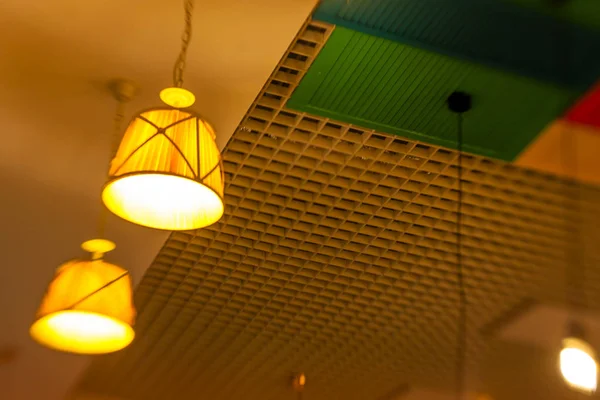 Kerek elegáns lámpaernyők felfüggeszt-ból színes sárga, a zöld és a re — Stock Fotó