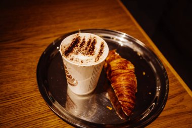 Kruvasan ile taze aromatik Cappuccino