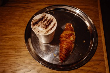 Kruvasan ile taze aromatik Cappuccino