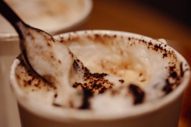 Fincan Cappuccino Kahve kruvasan ile