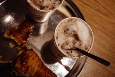 Kruvasan ile taze aromatik CAPUCINO