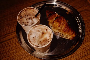 Kruvasan ile taze aromatik CAPUCINO