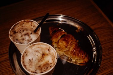 Kruvasan ile taze aromatik CAPUCINO