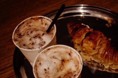 Kruvasan ile taze aromatik CAPUCINO