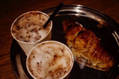 Kruvasan ile taze aromatik CAPUCINO