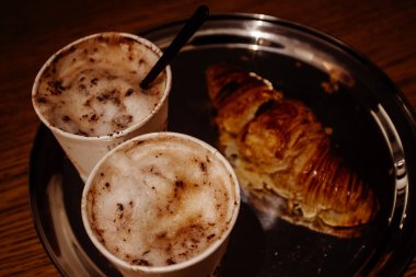 Kruvasan ile taze aromatik CAPUCINO