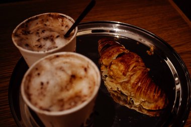 Kruvasan ile taze aromatik CAPUCINO