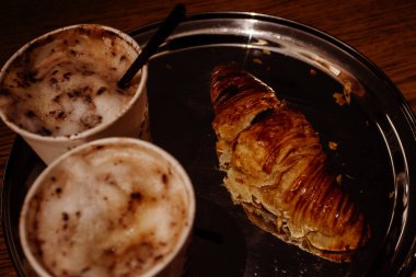 Kruvasan ile taze aromatik CAPUCINO