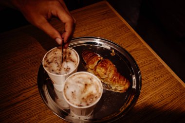 Kruvasan ile taze aromatik CAPUCINO