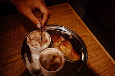 Kruvasan ile taze aromatik CAPUCINO