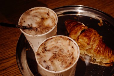 Kruvasan ile taze aromatik CAPUCINO